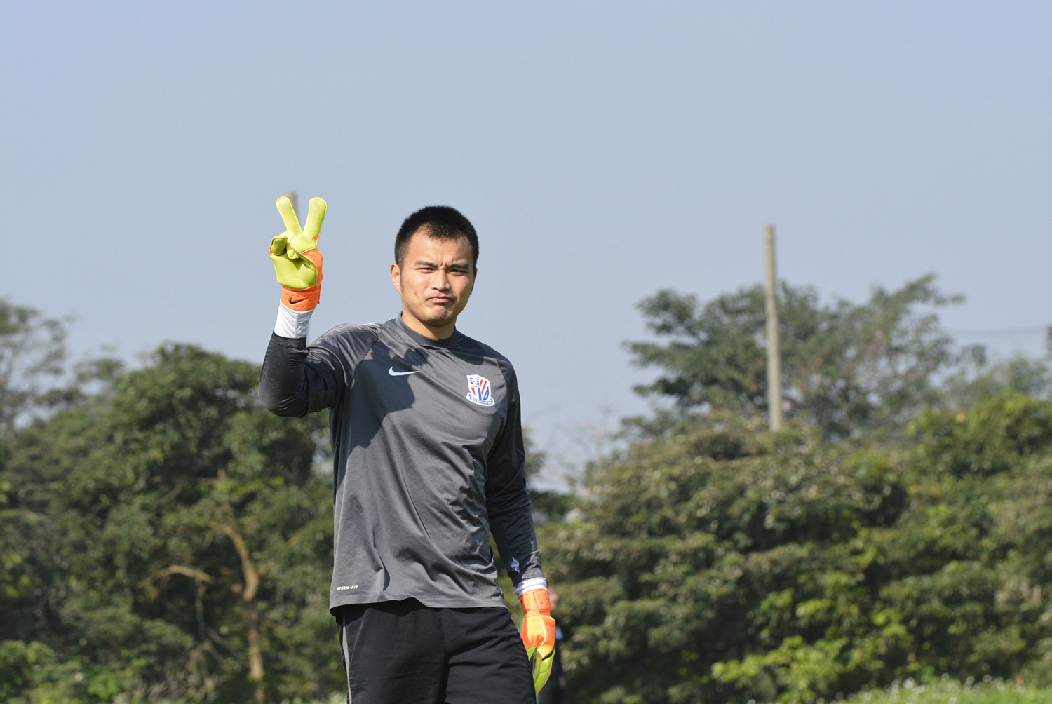 The goalkeeper of the Shanghai Greenland Shenhua Football Club, Qiu Shengji.
